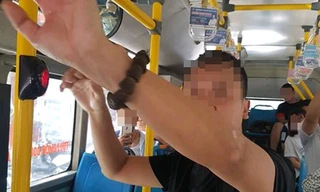 Ông H. (áo đen) có hành vi "tự sướng" khi đứng sau lưng một nữ sinh cấp 2 trên xe buýt, khi xung quanh đang có nhiều hành khách