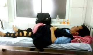 Ông Tiết Minh Hồng điều trị tại bệnh viện sau khi bị 2 kẻ lạ mặt tấn công