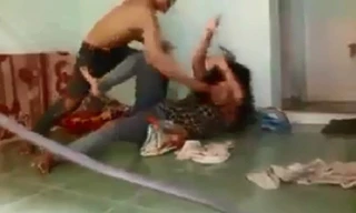 Ghen tuông, chồng chém gục vợ tại mâm cơm