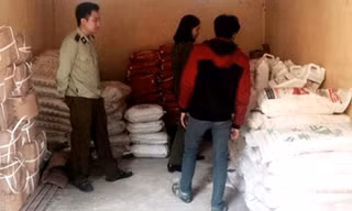 Lực lượng chức năng kiểm tra kho hàng