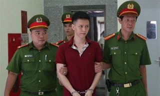 Trần Hoài Nam bị áp giải tòa án quận Cầu Giấy trong sáng 31/8