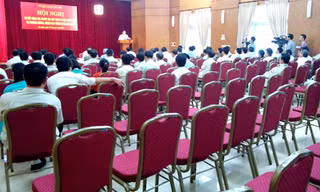 Nhiều đại biểu không đến dự, một số bỏ về sớm nên hội trường còn nhiều dãy ghế trống. Ảnh: Minh Minh