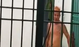 Thanh niên này cởi hết quần áo phá hỏng nhiều đồ đạc trong trụ sở công an xã