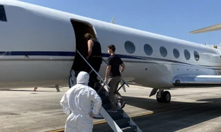 Chuyên cơ đặc biệt của Cảnh sát Hoa Kỳ tại sân bay Quốc tế Nội Bài, dẫn giải 2 đối tượng nguy hiểm về nước