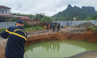 Vụ xe máy lao xuống 'hố tử thần': Người thân hy vọng từ manh mối chiếc áo tại hiện trường