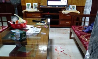 Khu vực phòng khách tiệm cầm đồ của gia đình ông Sơn, nơi cháu Tr. bị tên cướp đâm 2 nhát vào bụng