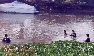 Người nhái lặm tìm kiếm dưới sông