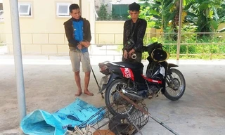 Hai đối tượng cùng tang vật của vụ án