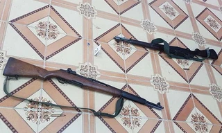 Hai khẩu súng Hiếu trộm tại cơ quan để gây án. Ảnh: Báo Gia Lai