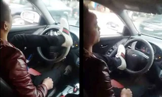 Tài xế lái xe bằng chân chạy qua nhiều tuyến phố ở Hà Nội. Ảnh cắt từ clip