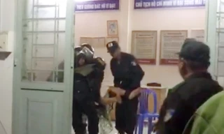 Lực lượng cảnh sát cơ động khống chế người chồng và đưa ra khỏi nhà