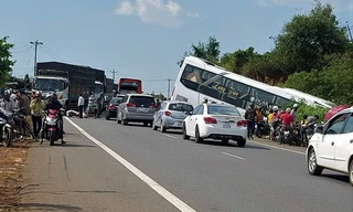 Hiện trường tai nạn xe khách lao xuống vệ đường