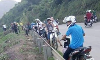 Nhiều người dân tò mò trước sự việc