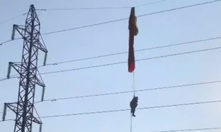 Người đàn ông nhảy dù mắc kẹt trên đường điện cao thế: Đề nghị công an xử lý