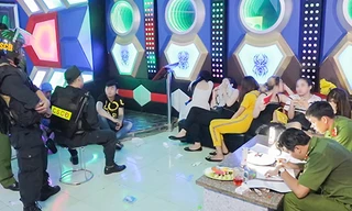 Cảnh sát làm việc với nhóm người chơi ma túy