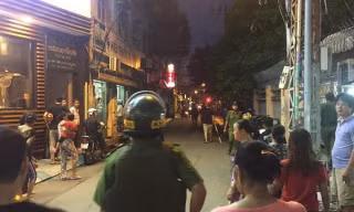 Công an phong toả đoạn đường Bà Lê Chân để thuyết phục, khống chế nghi can. Ảnh: FB