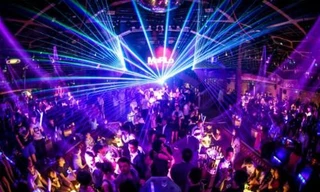 Vì sao Hà Nội chưa cho mở lại các dịch vụ karaoke, bar, massage?