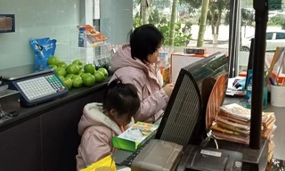 Trẻ nghỉ học vì lạnh: Bà cấp tốc lên trông cháu, con theo mẹ 10km đi làm