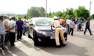 Nổ súng cảnh cáo nam thanh niên hất cảnh sát lên nắp capô