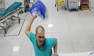 Ông Tú tấn công nhân viên y tế. Ảnh cắt từ clip. 