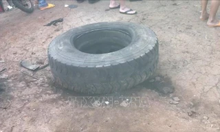 Đang sửa xe, chủ garage bị lốp ô tô rơi trúng đầu tử vong