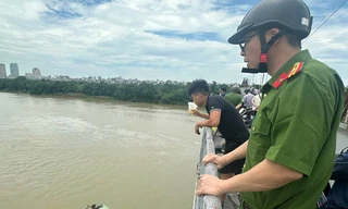 Cảnh sát tìm kiếm người nghi nhảy cầu Long Biên