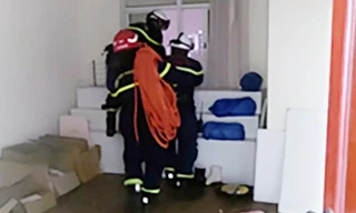 Cảnh sát đu dây từ tầng 20 ngăn nam sinh lớp 9 cầm dao đòi nhảy lầu tự tử