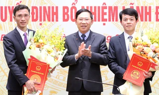 Chủ tịch UBND tỉnh Bắc Giang Lê Ánh Dương trao Quyết định và tặng hoa chúc mừng cho tân Giám đốc Sở Giao thông vận tải và Sở Lao động - Thương binh và Xã hội.