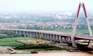 Giá đất trên địa bàn huyện Đông Anh (quanh khu vực cầu Nhật Tân) đang được giới đầu cơ đẩy lên chóng mặt dù không có khách mua