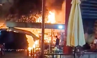 Cháy dữ dội trong khuôn viên miếu Bà Thiên Hậu