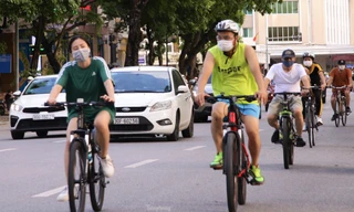 'Biển' người đổ ra tập thể dục chiều cuối tuần, hồ Gươm thành 'đường đua xe đạp'