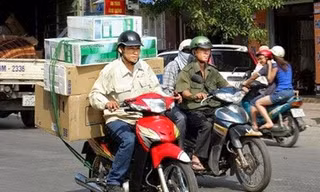 Trong những ngày nắng nóng, shipper cũng ngại ra đường vào giờ cao điểm. Ảnh minh họa: VB