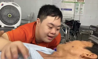 Câu hỏi của con trai mắc bệnh Down khiến cha đang nằm viện 'cười mãi không thôi'