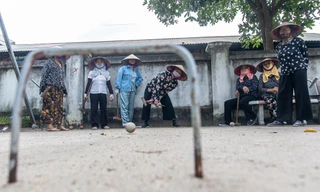 Phụ nữ làng đi dép nhựa, đội nón lá vung gậy chơi môn thể thao quý tộc châu Âu