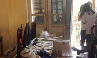 Hình ảnh tại phòng học lớp 12A12 trường THPT Trần Nhân Tông sau vụ sập vữa trần nhà ngày 20/3