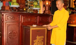 Thùng công đức tại chánh điện bị kẻ trộm dùng dây có chất keo để lấy tiền.