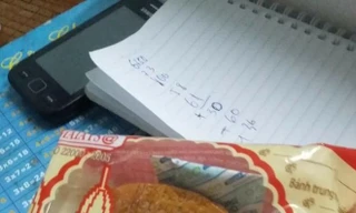 Bánh nhân thập cẩm có xuất xứ Malaysia sau rằm được bán 22.000 đồng một chiếc loại 120 gram. Ảnh: Gia Linh