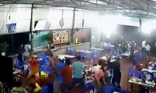 Cảnh truy sát bên trong quán nhậu ở Ngãi Giao tối 1/12. Ảnh: Cắt từ video