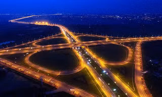 Trong mạng lưới giao thông hiện đại bao quanh trung tâm Hà Nội mới hình thành trong những năm gần đây, cầu vượt Vĩnh Ngọc (Đông Anh) là giao lộ bề thế mới nhất. Đây là điểm giao cắt giữa Quốc lộ 5 và trục đường Võ Nguyên Giáp - Võ Chí Công nối từ sân bay 