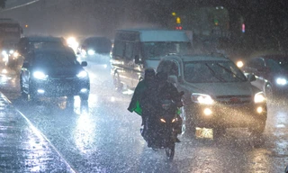 Dầm mưa tầm tã trên đường rời Thủ đô về quê nghỉ lễ từ 5h sáng