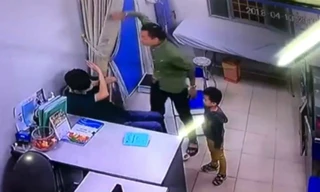 Người nhà bệnh nhi đánh bác sĩ. Ảnh được camera ghi lại