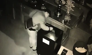 Tên trộm bình tĩnh đứng đếm tiền ngay tại hiện trường