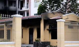Nhiều dãy nhà trong trụ sở UBND Bình Thuận bị những kẻ quá khích ném bom xăng cháy đen hôm 10/6