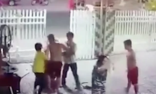 Vụ xô xát giữa hai anh em Linh với người đàn ông. Ảnh: Cắt từ video