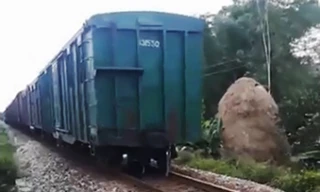 Tàu chở hàng bị đứt toa ở Quảng Nam