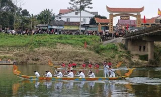 Nghìn người đổ xô đi xem đua thuyền rồng trên sông Ngàn Phố
