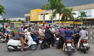 Siêu thị, nhà thuốc, ATM đông nghẹt người khi TPHCM yêu cầu 'ai ở đâu ở yên đó'
