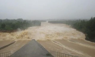 Mưa suốt đêm ngày, hồ thuỷ lợi lớn nhất Nghệ An bắt đầu xả tràn