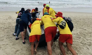 Huy động hàng chục người dùng flycam, mô tô nước, cano... tìm nam sinh mất tích khi tắm biển