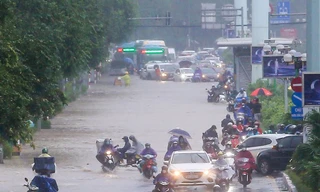 Hà Nội mưa xối xả rồi ngập khắp ngả